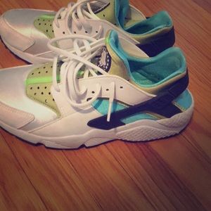 Women's size 10 Nike Huarache Sneaker